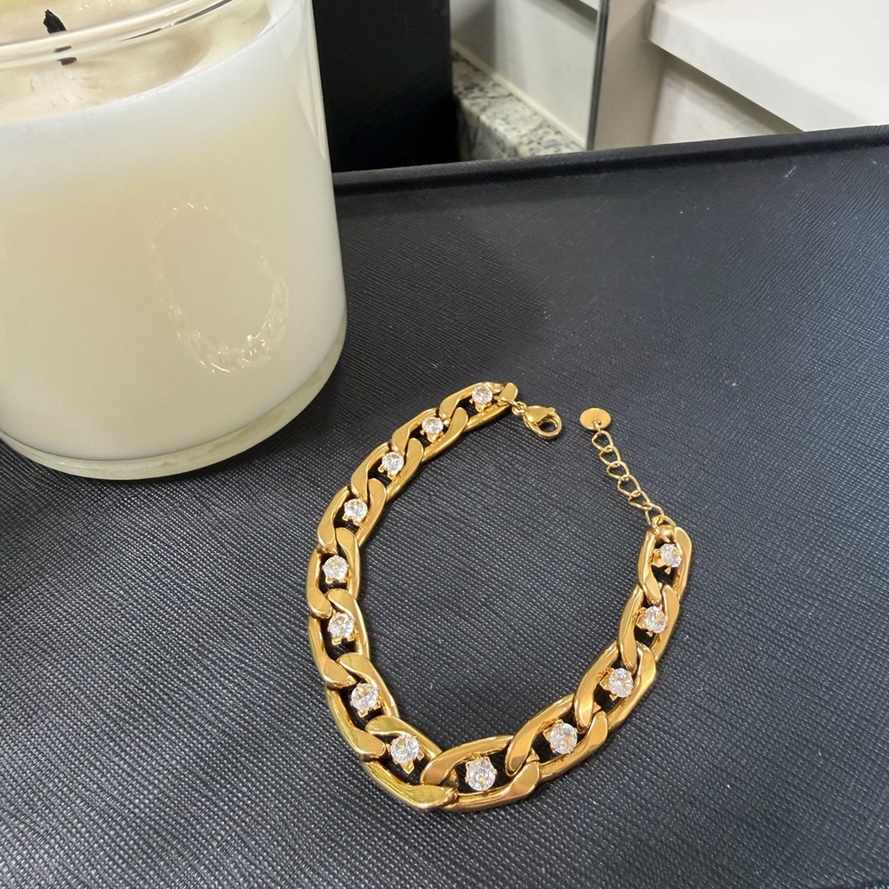 Elegant Gold Bracelet with Sparkling Accents
